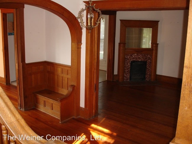 Building Photo - 6 br, 3 bath House - 404 W. Elm