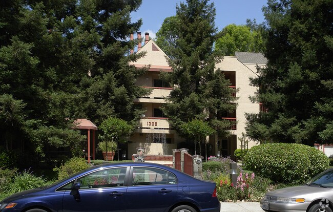 Building Photo - 1308-1310 Walden Rd