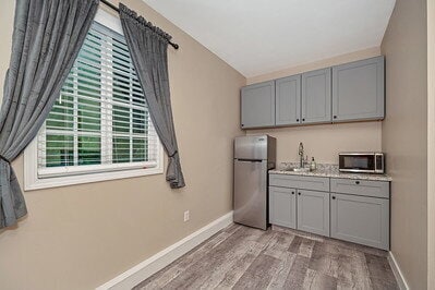 Building Photo - Modern Studio