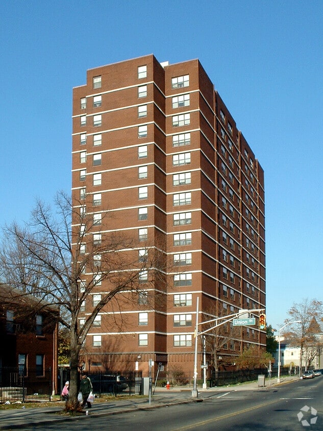 Vista desde el sudoeste por Ocean Avenue - Salem Lafayette Urban Renewal L.P. Campus