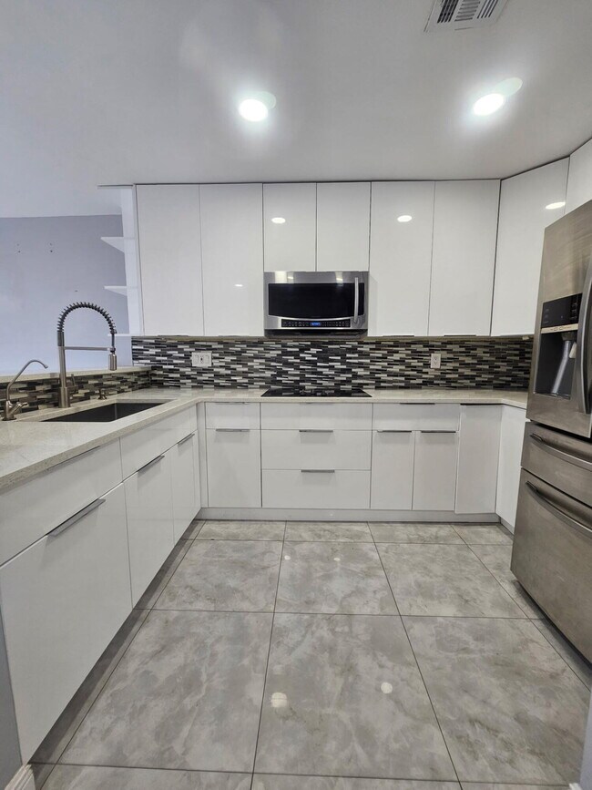 Foto del edificio - 331 Cypress Way W