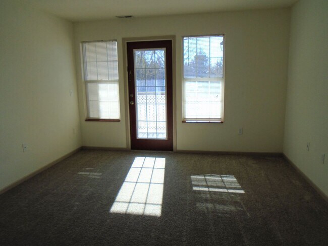 Foto del edificio - Roomy Main Floor Apartment!