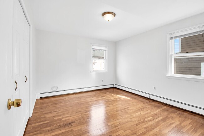 Building Photo - 72 Van Pelt Pl