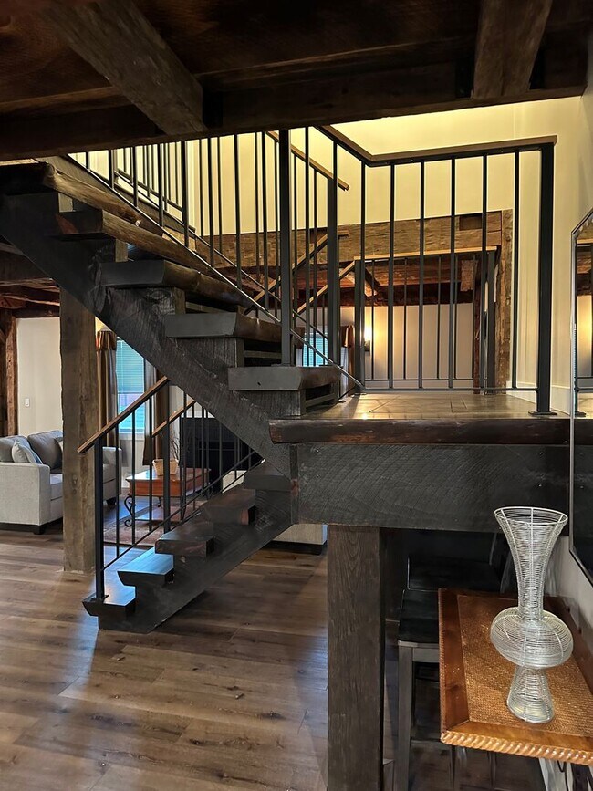 Building Photo - ***Price Reduction - SINGLE FAMILY Home Fo...