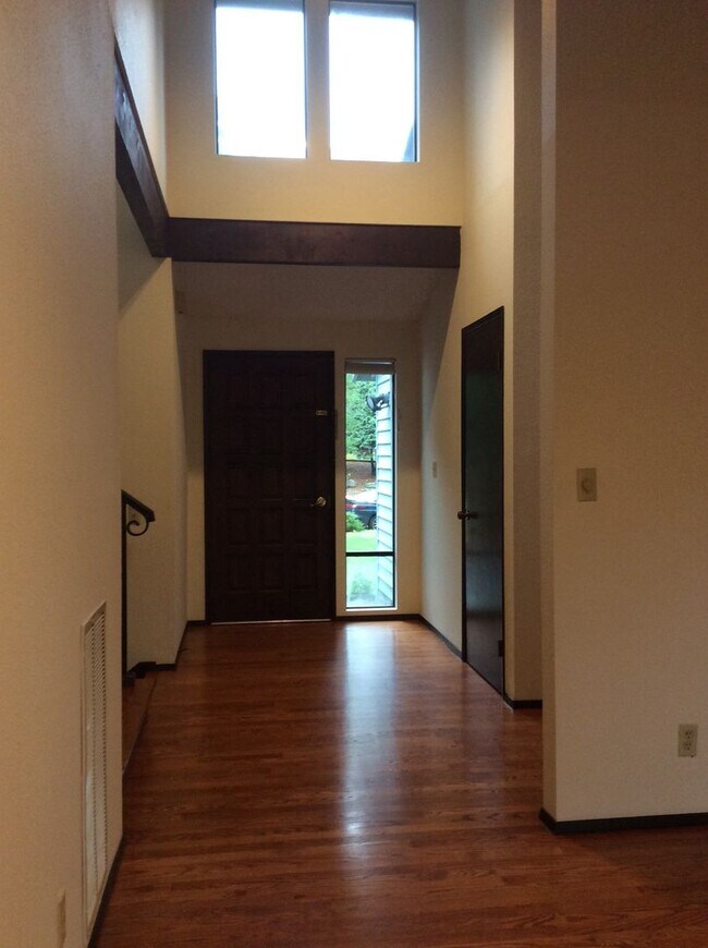 Building Photo - Spacious 4BR 2.75BA Tri-level home in quie...