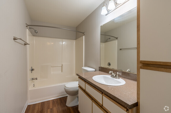 2BR, 1BA - 848SF - Bathroom - Columbia Village Apartments