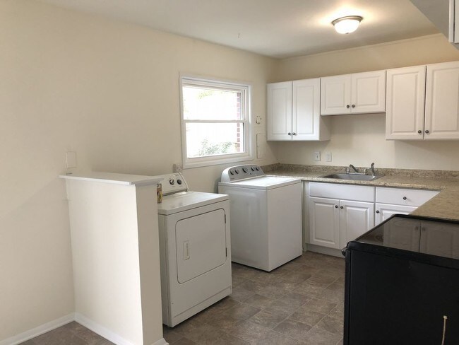 Building Photo - 9310 Farmington Dr