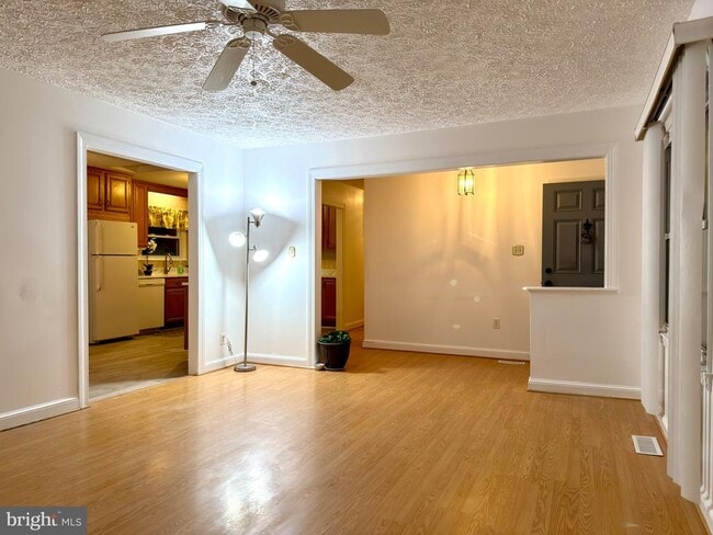 Foto del edificio - 905 W Poplar Rd