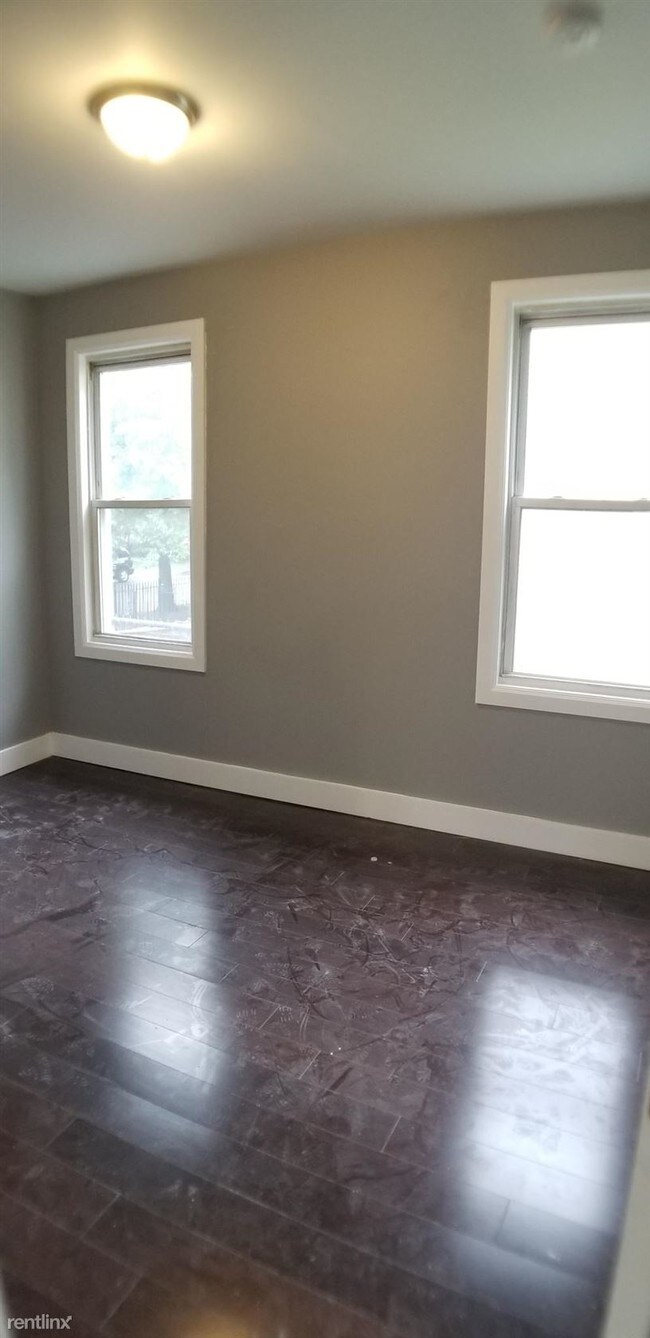 Foto del edificio - 3 br, 1 bath  - 681 S 20th St Apt 1