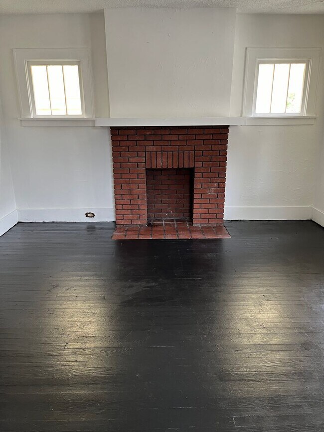 Building Photo - Three Bedroom Single Family House