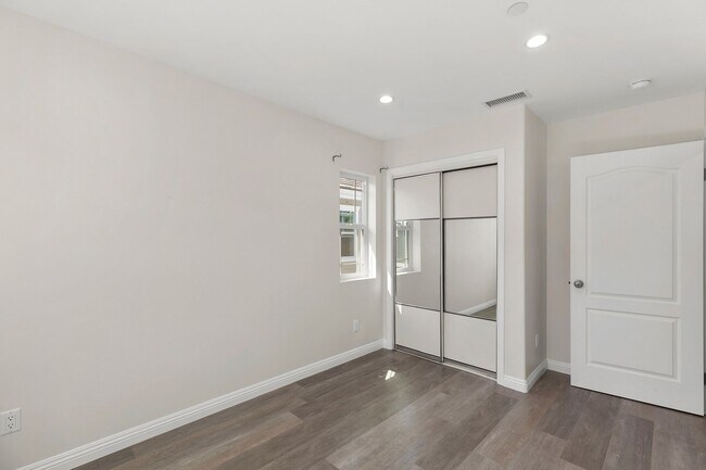 Foto del edificio - 3 Bedroom & 2.5 Bathroom Townhome with 2 Car Garage & Laundry