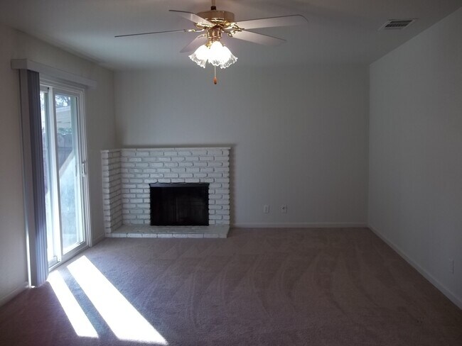 Foto del edificio - Amenity heavy remodeled home in older cul ...