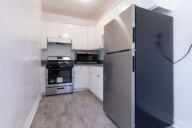 Building Photo - Newly Remodeled Units with Brick Exposure