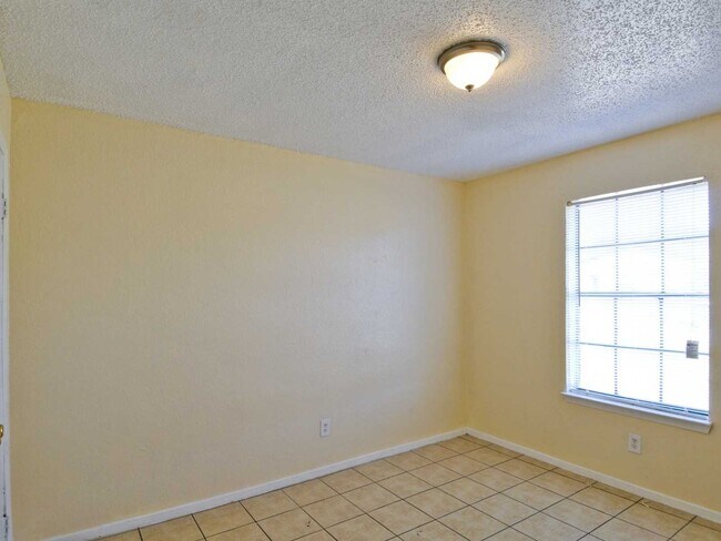 Building Photo - 2819 Cottonwood Ln