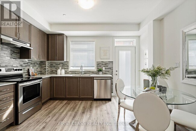 Photo du bâtiment - 370D-370D Red Maple Rd