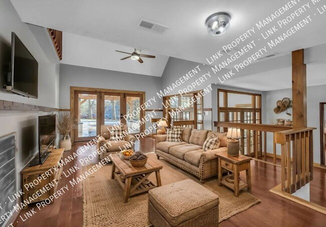 Building Photo - SPECIAL Half off January!  Spacious, Renov...