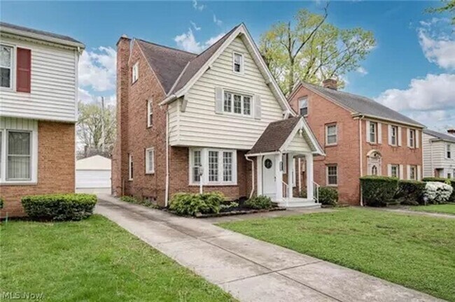 Foto del edificio - Spacious 4-Bedroom Colonial in Shaker Heights