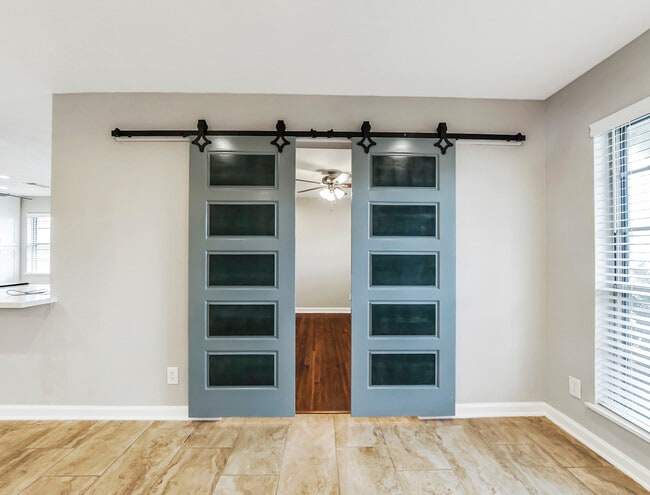 Foto del edificio - 5807 Burlinghall Dr