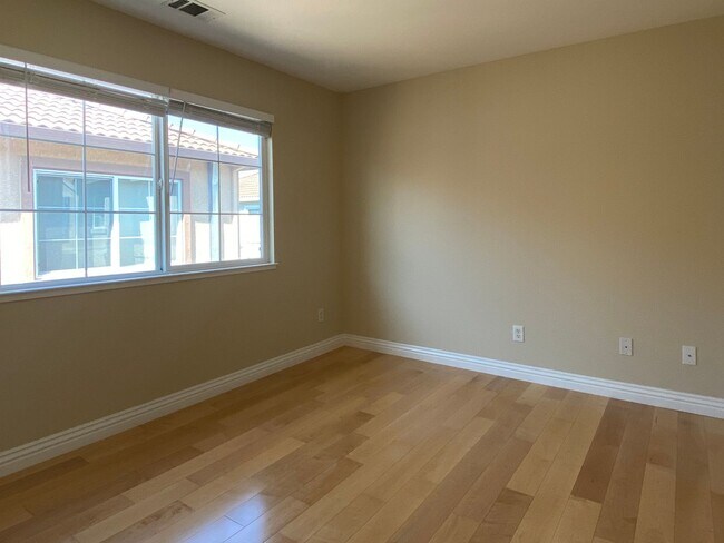 Building Photo - 3 Bedroom 2.5 Bath + Den Single Family Home in Desirable Santa Clara Community
