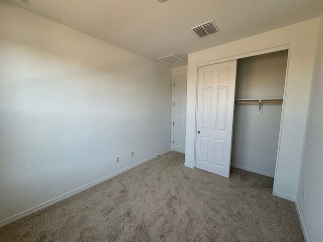Foto del edificio - NEW 5 Bedroom 3 bathroom home in Surprise!