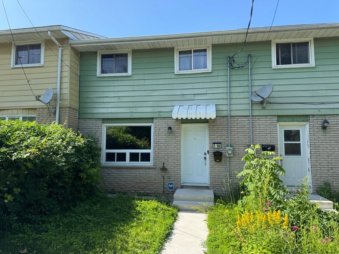 Photo principale - 3 Bed 1.5 Bath Townhome for Rent