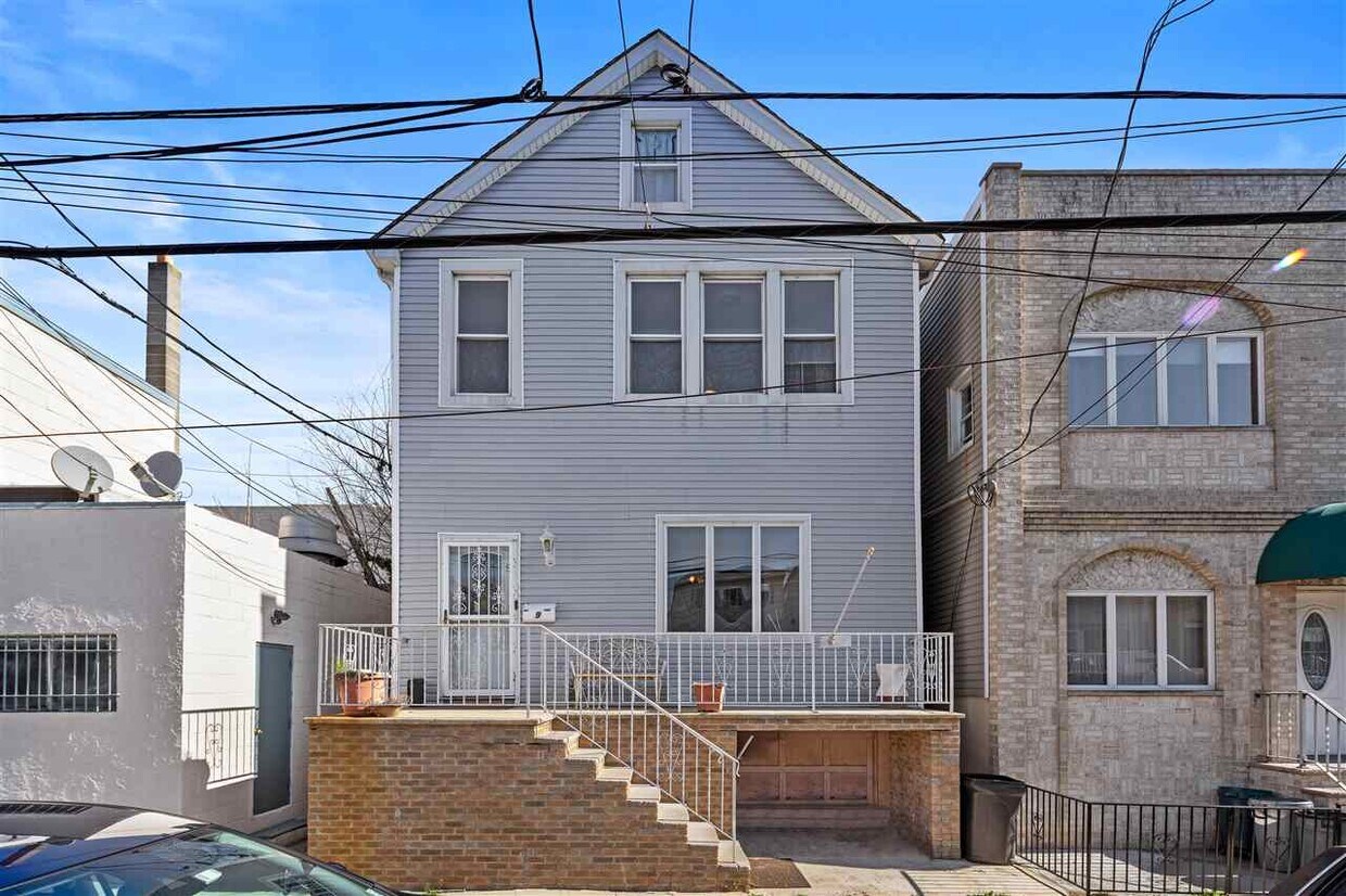 9 E 10th St, Bayonne, NJ 07002 House Rental in Bayonne, NJ