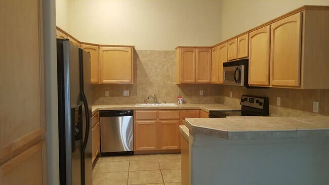 Building Photo - 3760 Hiawatha Dr