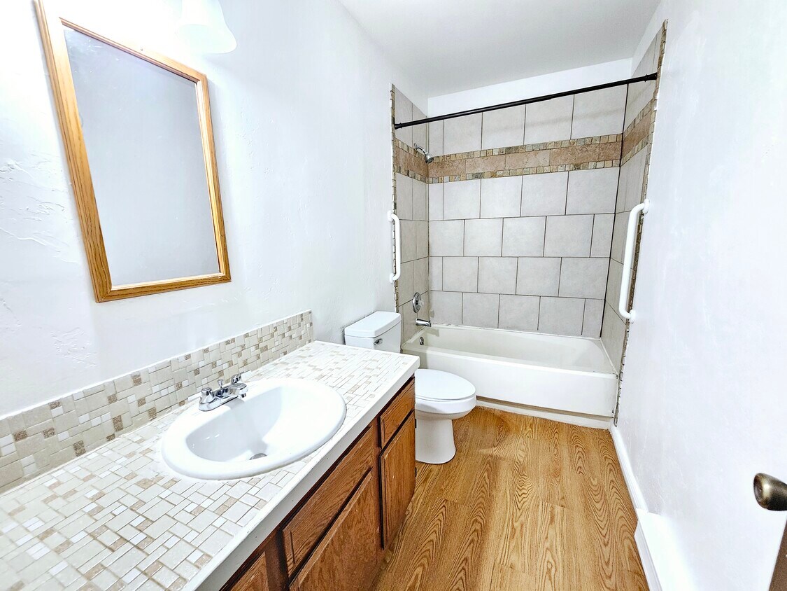 Building Photo - 3255 Mesa Ave