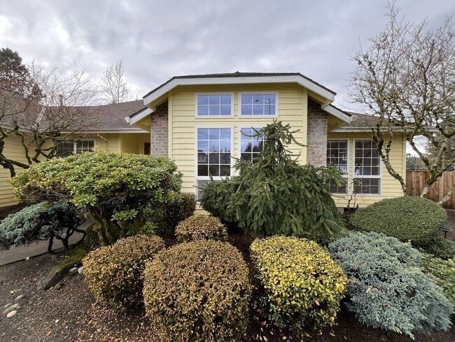 Foto del edificio - Elegant Home Offering Open Living Spaces, Spacious Primary Suite, and Nature-Inspired Yard