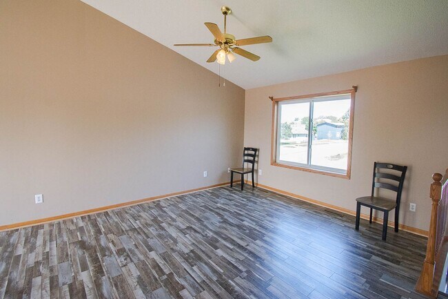 Building Photo - Spacious, freshly painted split entry home in NW Rochester!