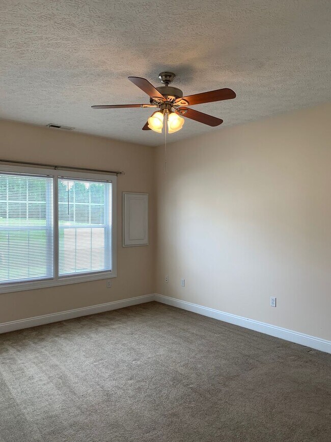 Building Photo - 3 Bedroom, 2 Bath Townhouse End Unit with 1 Car Garage