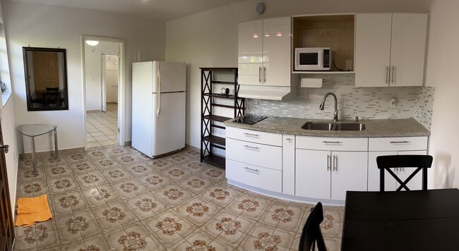 Building Photo - 501 SW 60th Ct