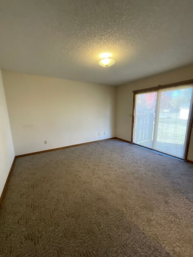 Foto del edificio - Very Nice 2 Bedroom 2 Bath w/Attached 1-Ca...