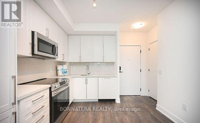 Photo du bâtiment - 2450-2450 Old Bronte Rd