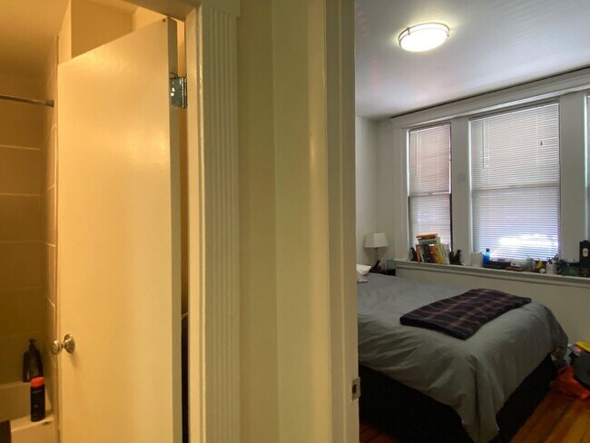 Building Photo - Nicely updated 2 bed 2 bath unit in the he...