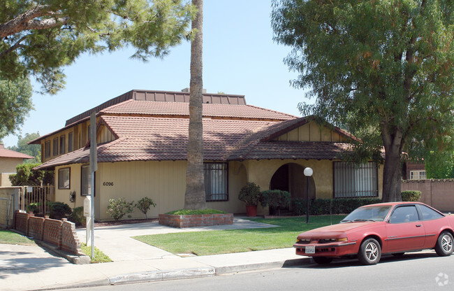 Building Photo - Claystone Del Plaza Apartments