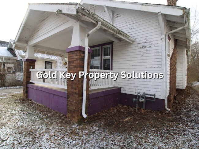 Foto del edificio - Large 2 BR 1 BA House with Covered Front Porch and Dining Room (NO SECTION 8)