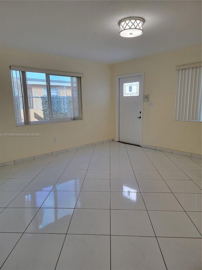 Foto del edificio - 1037 W 23rd St