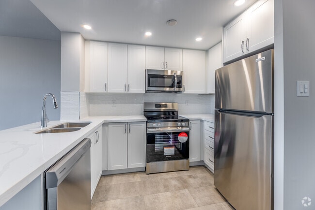 2BR, 2BA - 850 SF - Kitchen - Ravine Park Apartments