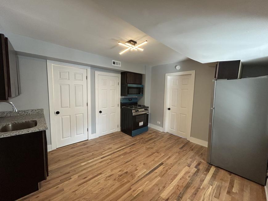 Foto principal - 2 bedroom in Chicago IL 60618