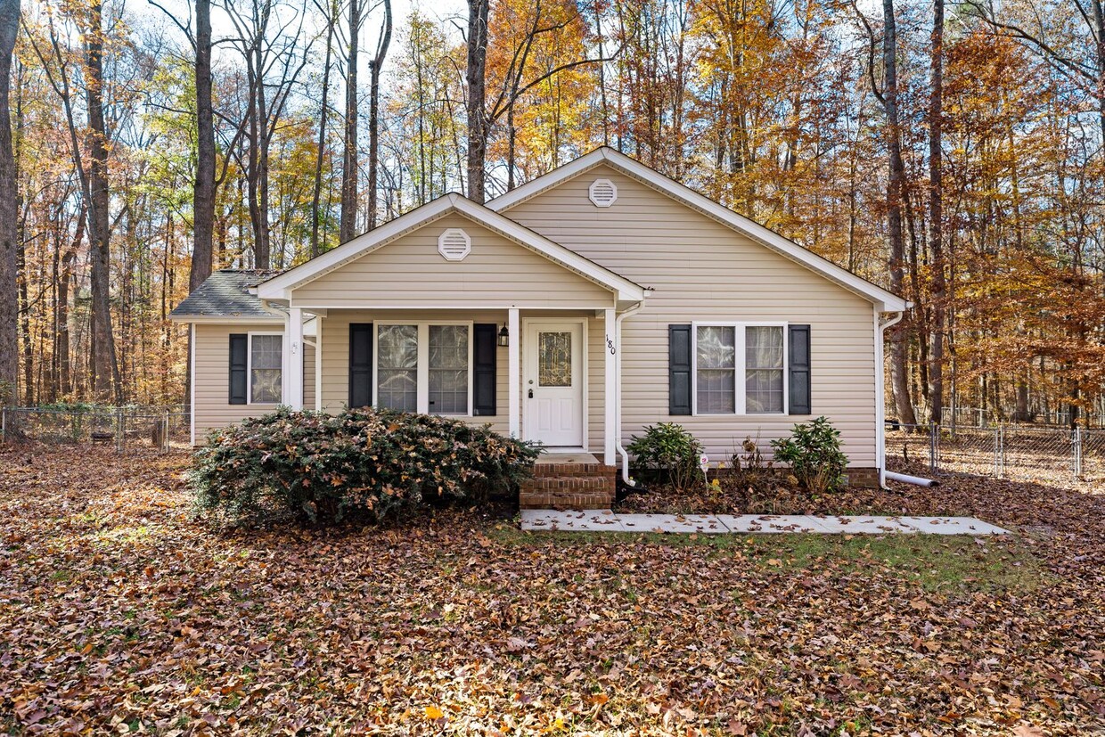 Primary Photo - Charming 3 bedroom, 2 bath Home Available ...