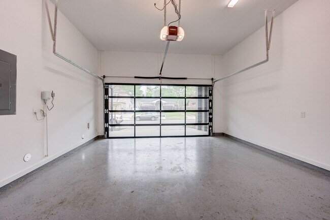 Building Photo - Gorgeous 4bed/ 4.5 bath Townhome!