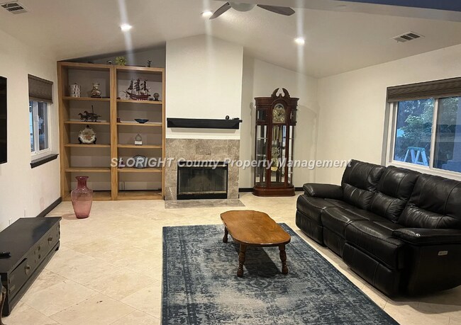 Foto del edificio - AVAILABLE JULY - 4 Bedroom / 3 bath