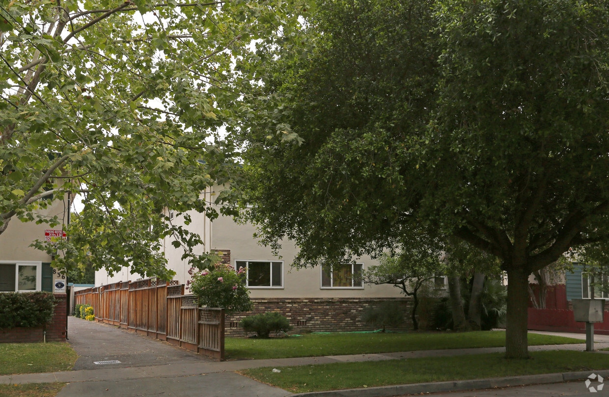 Building Photo - 846 Emory St