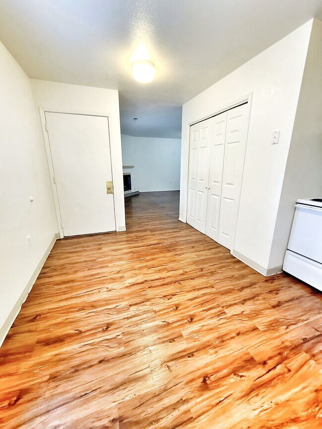 Foto del edificio - Perfect 3 bed 2 bath with gas Fireplace