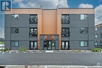 Building Photo - 261-261 King St E