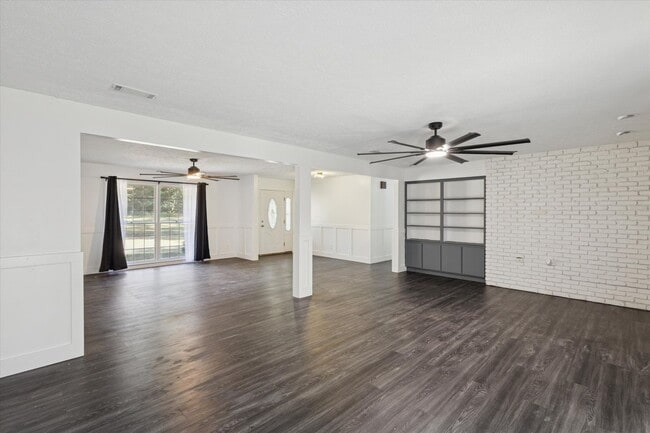 Foto del edificio - MOVE-IN READY! (Pet Friendly)