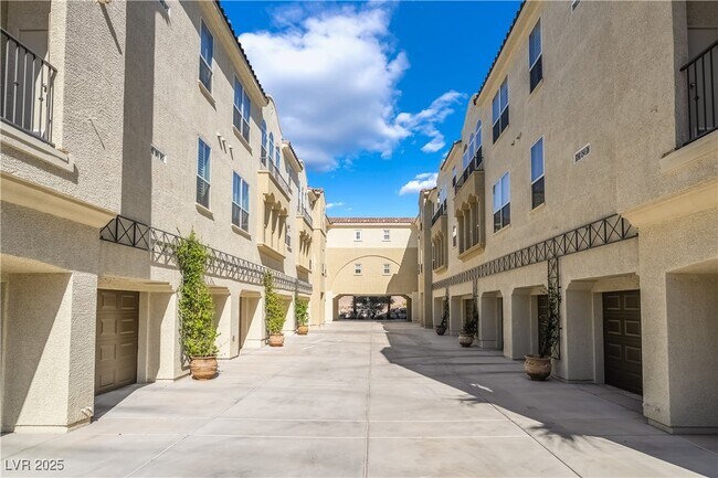 Building Photo - 2555 Hampton Rd