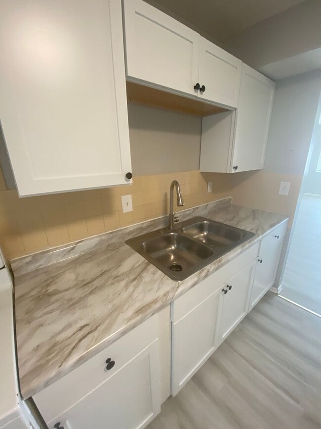 Building Photo - Renovated 2 Bed 1 Bath 1ST FLOOR!