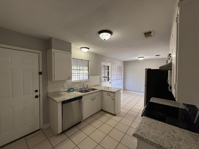 Foto del edificio - 3128 Sunset Dr